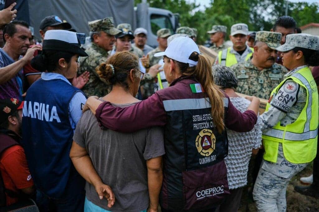 Entrega Mara Lezama en Bacalar apoyos directos a familias afectadas por inundaciones