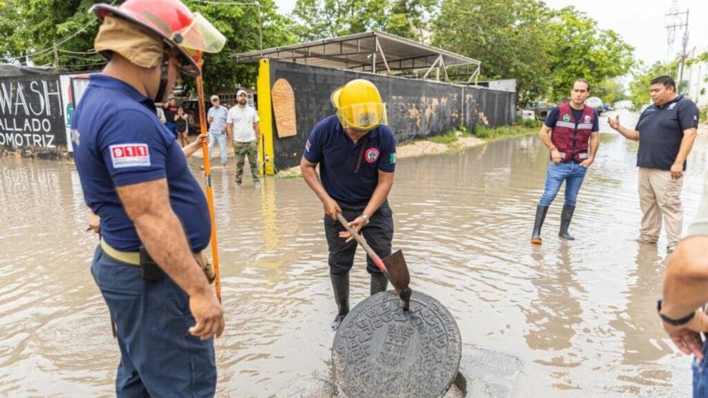 Diego Castañón supervisa trabajos de desazolve y dialoga con familias ante temporada de lluvias