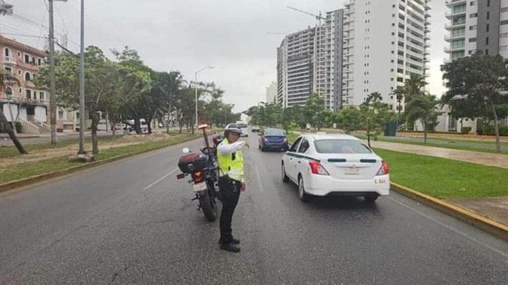 Fallece mujer tras accidente de motocicleta en Cancún; un hombre resultó lesionado
