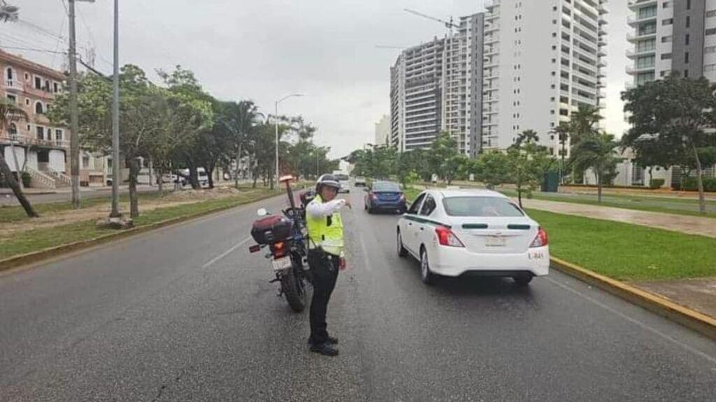 Fallece mujer tras accidente de motocicleta en Cancún; un hombre resultó lesionado
