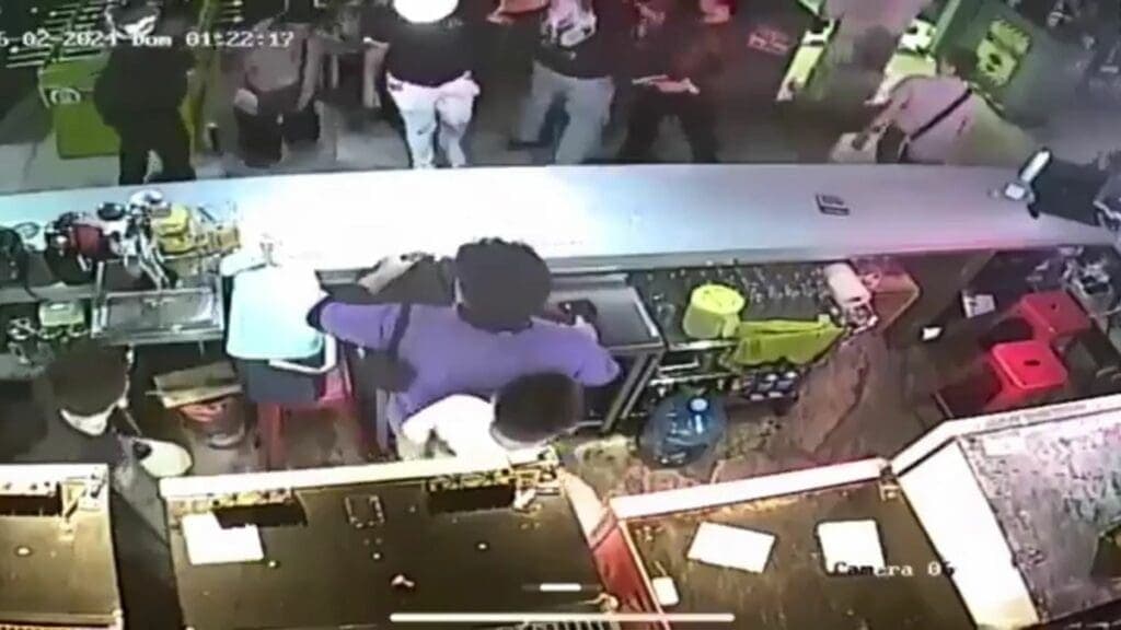 VIDEO: Captan a sujetos golpeando a jóvenes en Plaza Solare de Cancún; sería por presunto cobro de piso