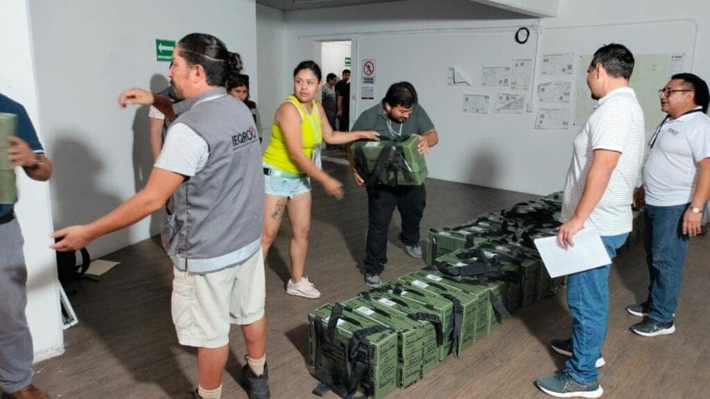 Arriban paquetes de la elección a la alcaldía a sede del D2 en Cancún; conteo empieza el miércoles