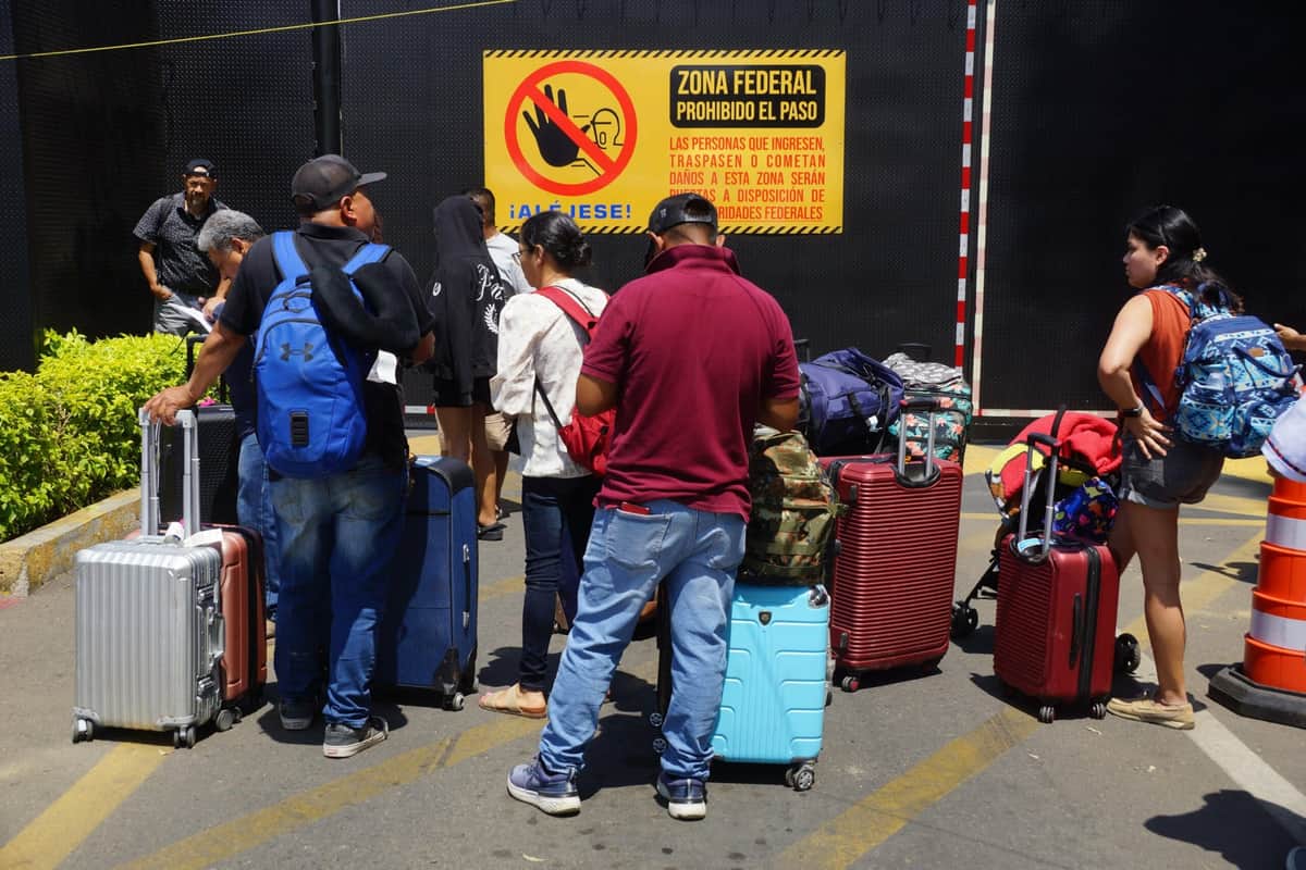 Suspenden vuelos en el aeropuerto de Oaxaca por bloqueo de maestros del CNTE