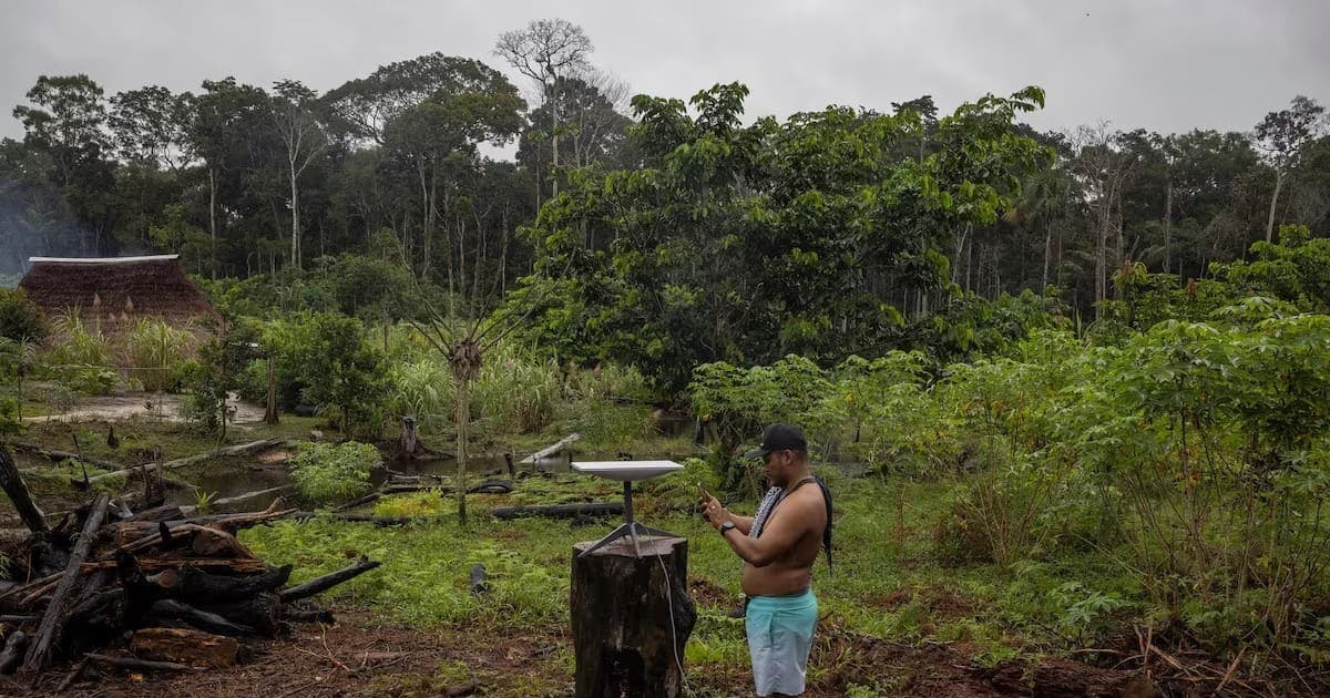 Jóvenes de remota tribu amazónica se conectan a internet de Elon Musk; se vuelven adictos a las redes sociales y a la pornografía