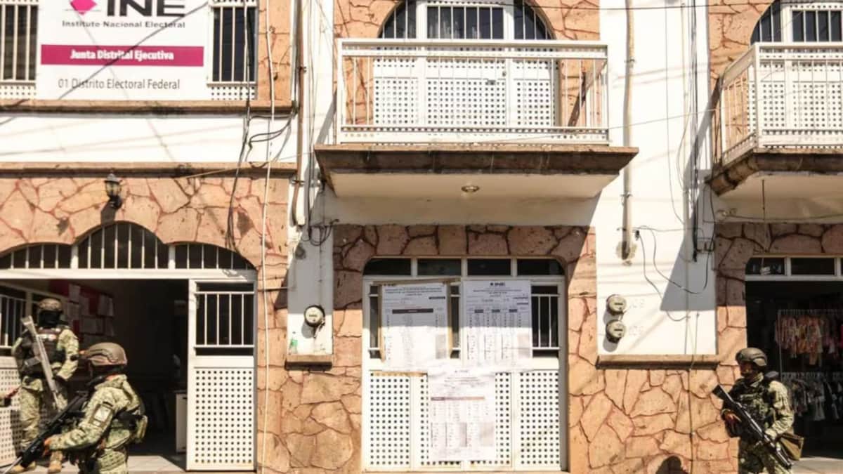 Hombres armados irrumpen en el Instituto Electoral de Jalisco durante el conteo de votos