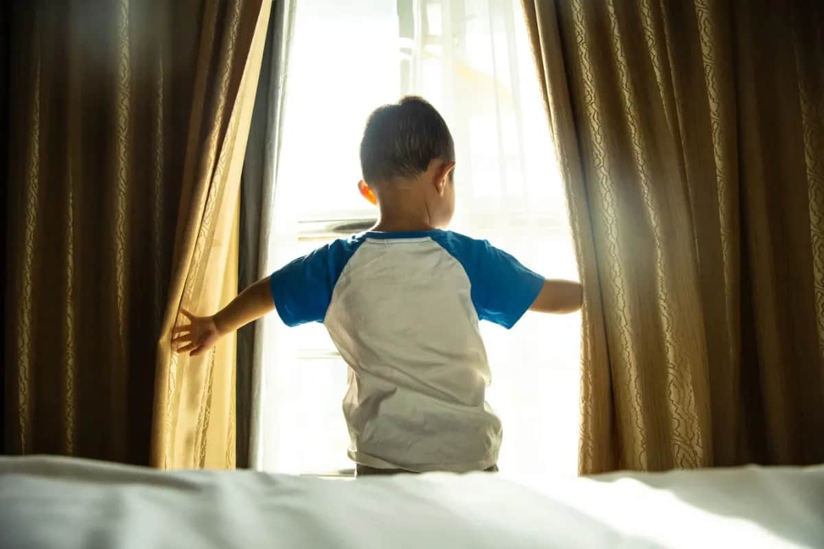 Muere niño de dos años tras caer desde tercer piso mientras jugaba en España