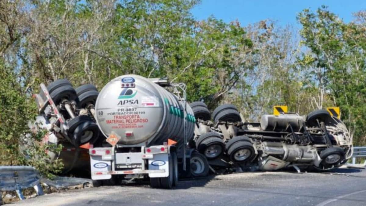 Vuelca pipa de doble remolque en bulevar Colosio de Cancún; hay diversas afectaciones viales