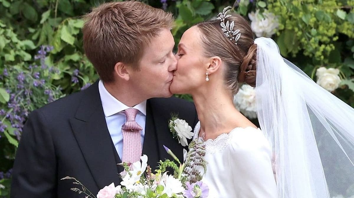 VIDEO: Manifestantes arrojan humo naranja e interrumpen la boda del duque de Westminster