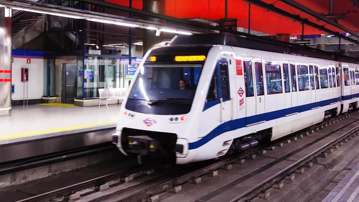 Hombre alcoholizado cae accidentalmente a vías del Metro de Madrid y muere arrollado
