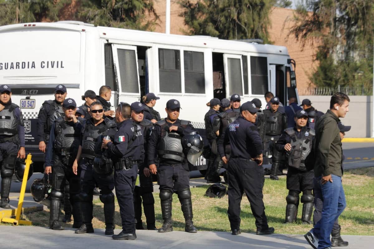 Video: Elementos de la Guardia Civil exigen la destitución del secretario de Seguridad de Michoacán