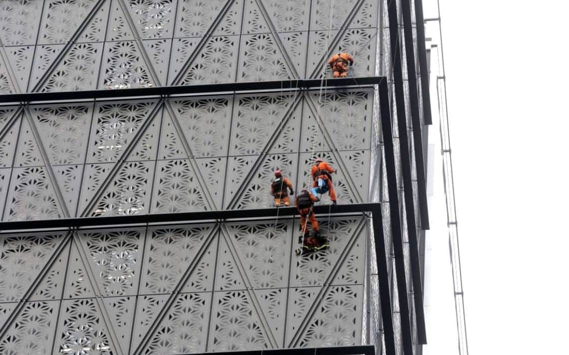 Influencer escala edificio de 30 pisos sin protección; es detenido por la policía antes de llegar a la cima