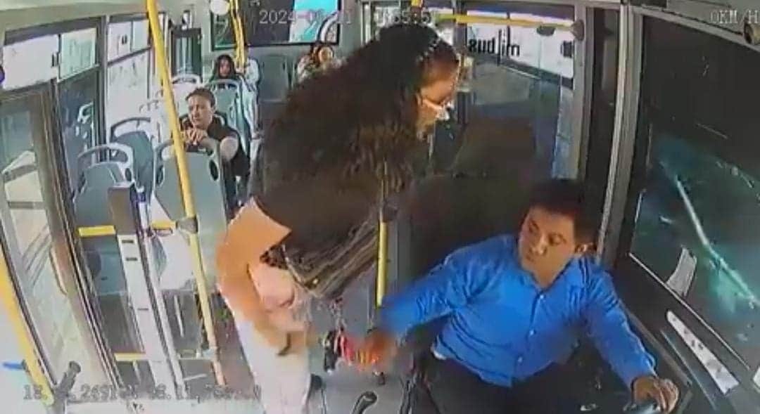 Video: Mujer patea a chofer de la ruta 10 en Puebla por conducir de manera imprudente