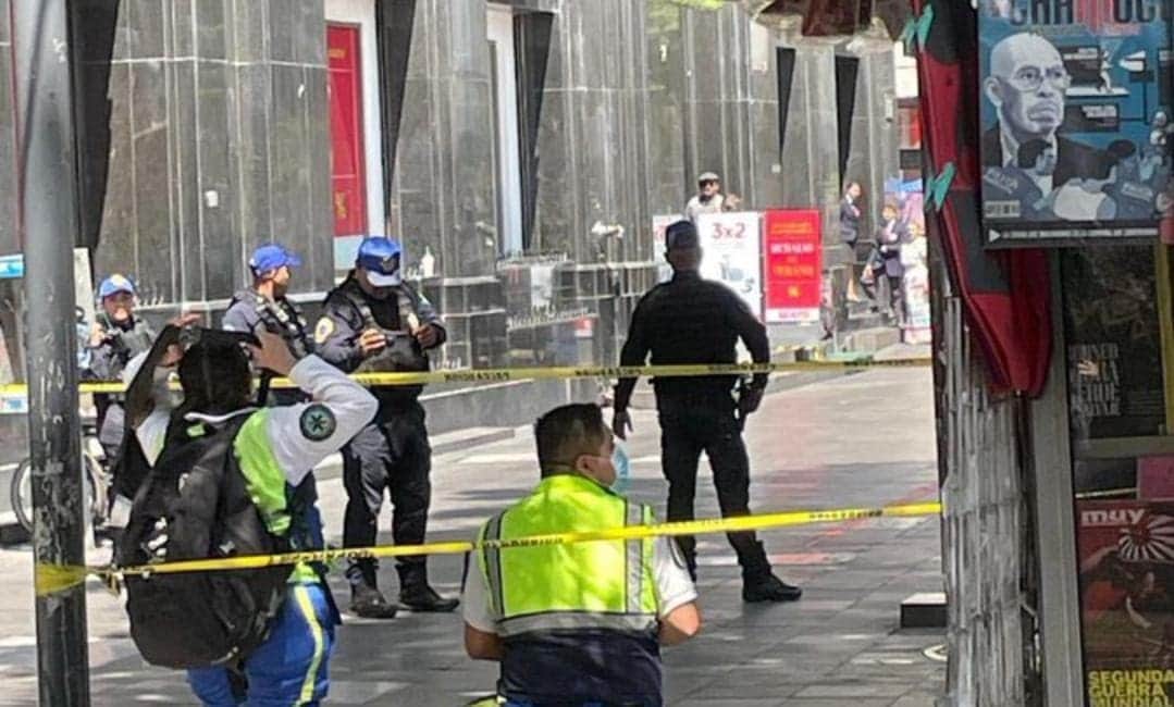 Muere sujeto tras lanzarse de un sexto piso frente al Palacio de Bellas Artes en la Cdmx