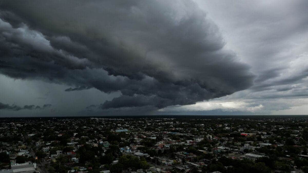 Alertan por ciclón tropical en cinco estados del sur de México