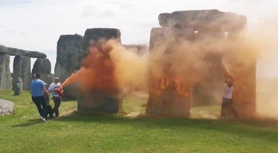 Video: Activistas arrojan pintura naranja al histórico monumento de Stonehenge