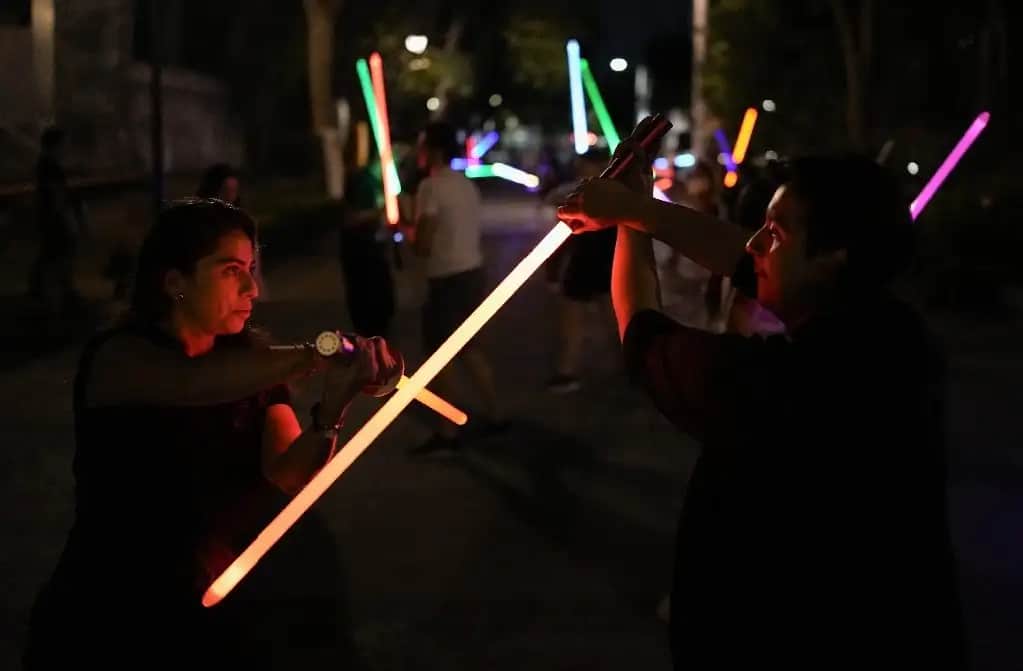 Fanáticos de Star Wars perfeccionan técnicas de duelo con sable láser en academia Jedi de México