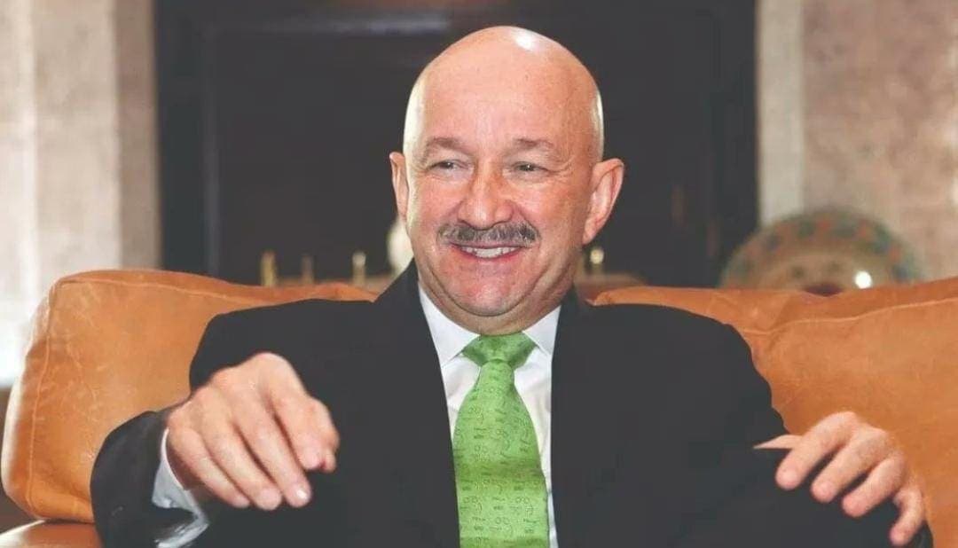 Reaparece Carlos Salinas de Gortari en fiesta en España; posó junto al embajador mexicano
