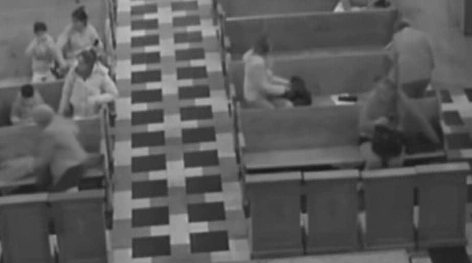 Video: Captan a mujer robando un celular dentro de iglesia en Tizayuca, Hidalgo