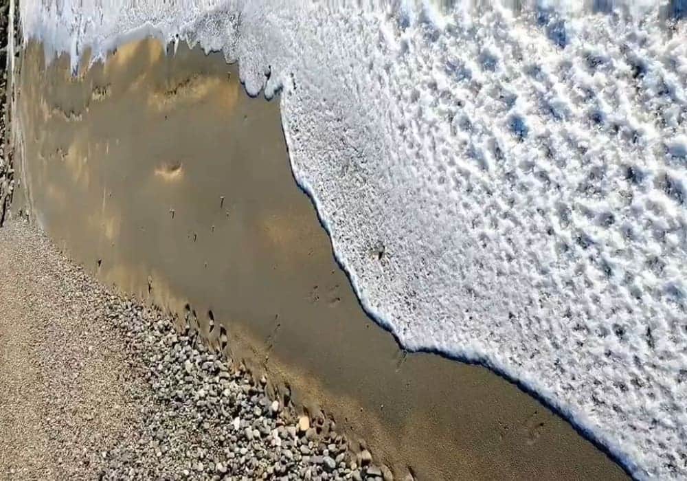 Video: Frío extremo causa que las olas del mar se congelen en Argentina
