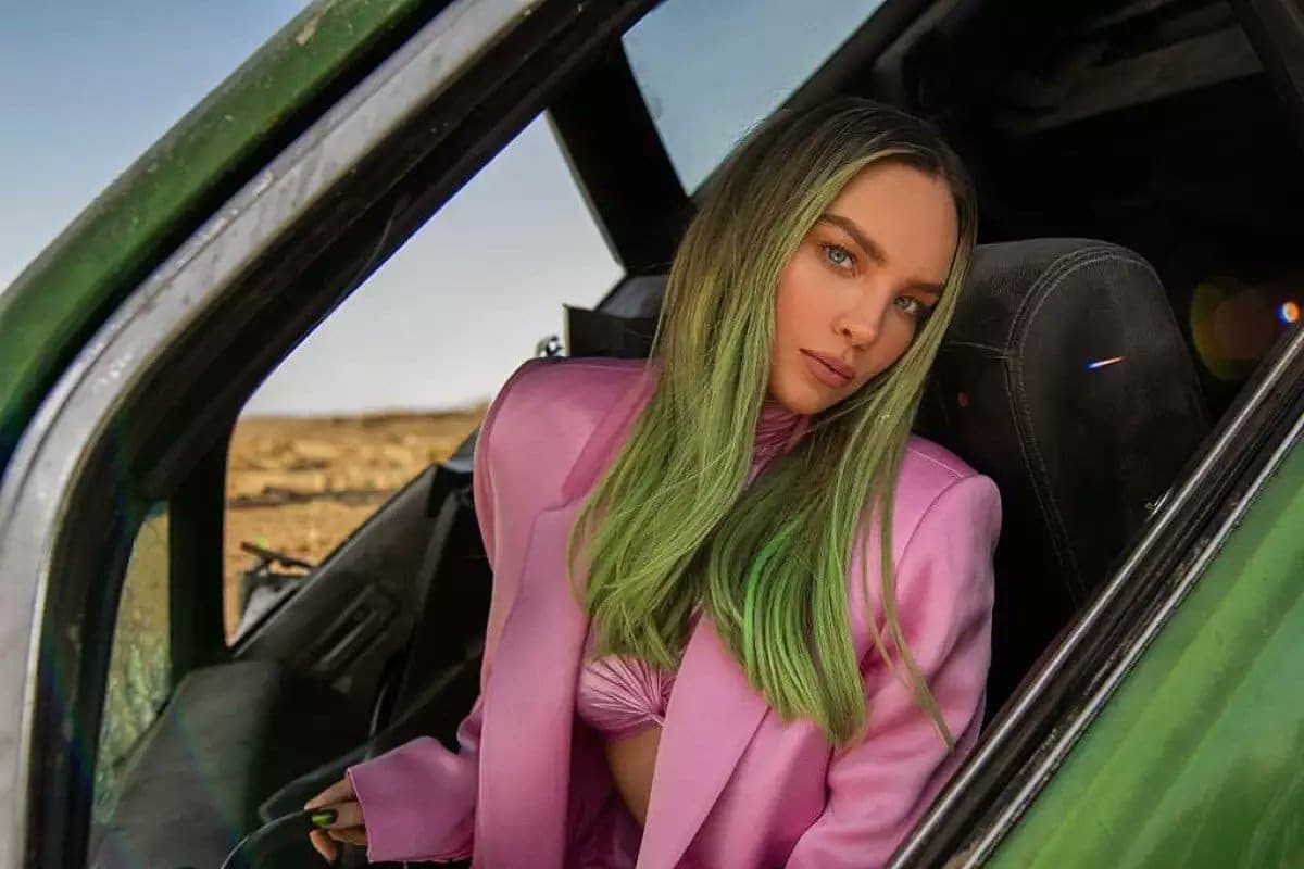 Video: Belinda se disfraza de trabajadora de aerolínea para evitar a la prensa en el aeropuerto de CDMX