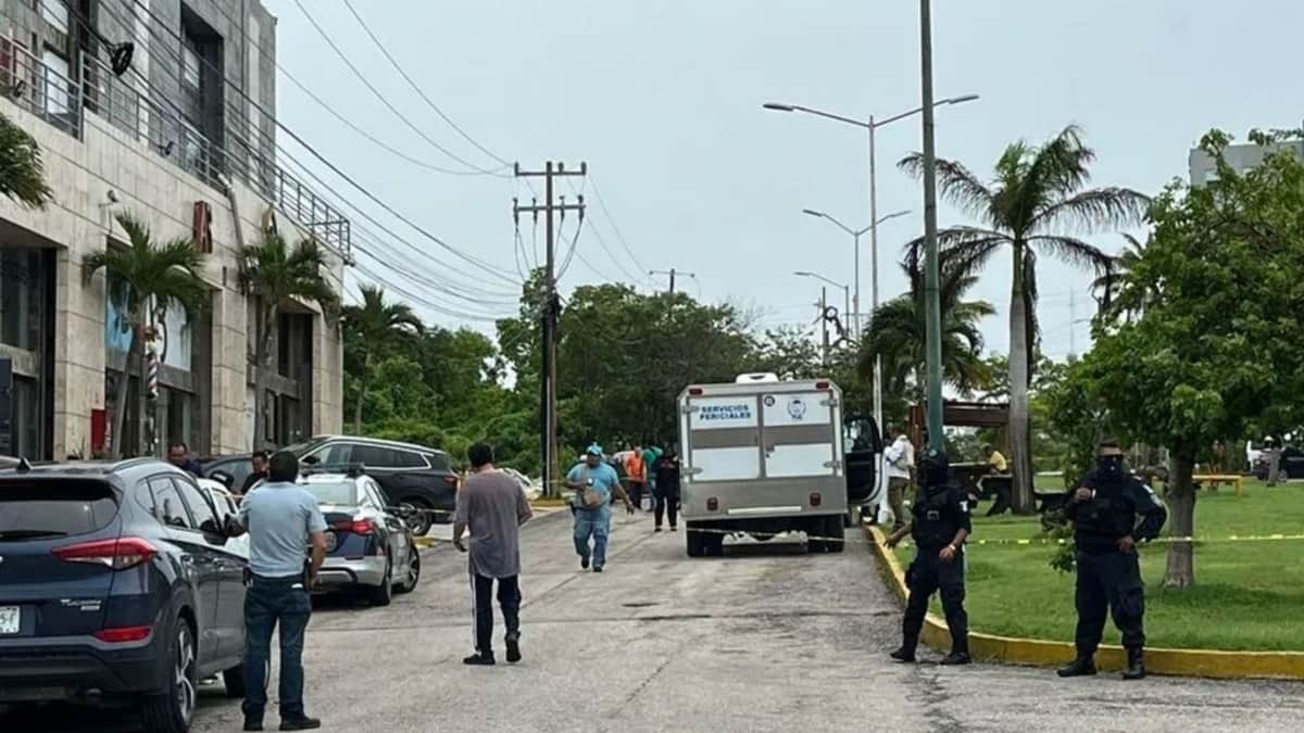 Ejecutan a un presunto abogado dentro de una barbería en Plaza Península de Cancún