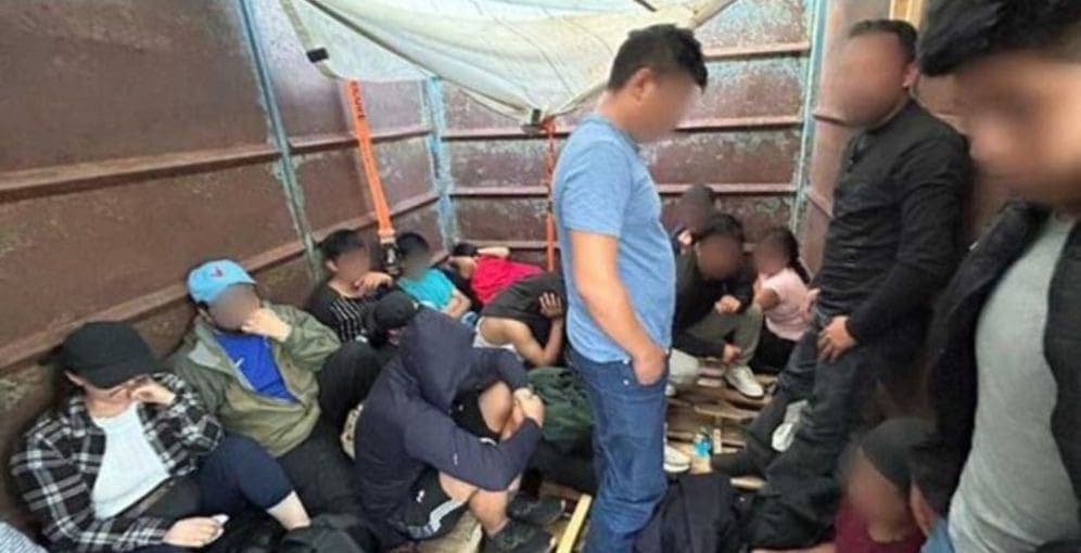 Detienen a 63 migrantes que viajaban hacinados en un camión a más de 43 grados