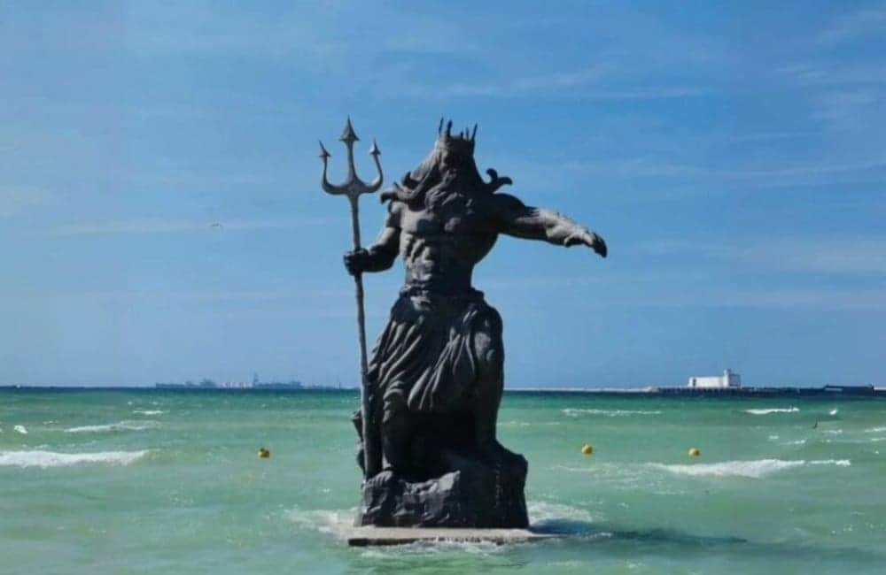 Yucatecos furiosos por la ira de Chaac, organizan evento en Facebook para destruir estatua de Poseidón