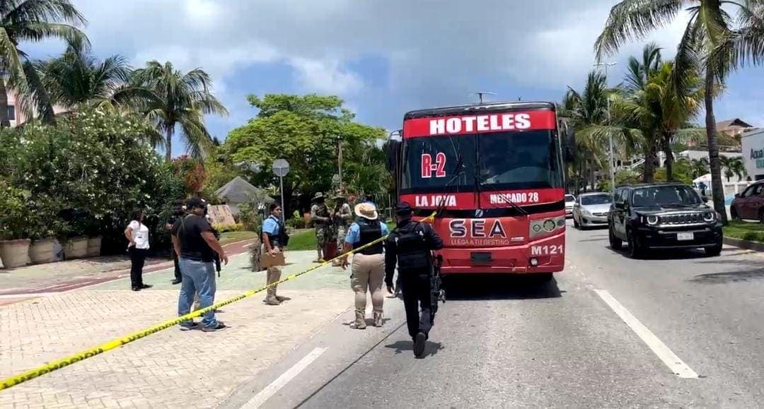 Ejecutan a dos personas dentro de un autobús en la Zona Hotelera de Cancún
