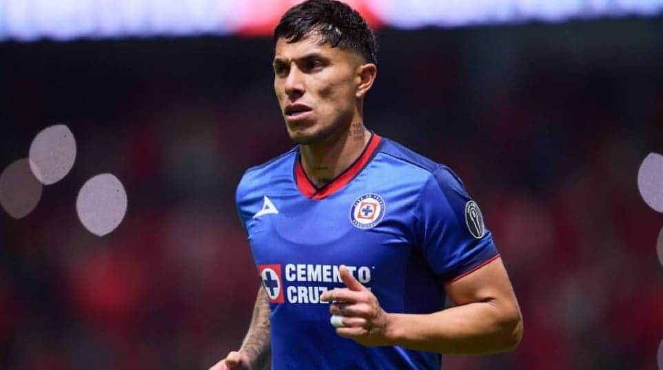 Futbolista Carlos Salcedo pide su salida de Cruz Azul, tras asesinato de su hermana en Edomex