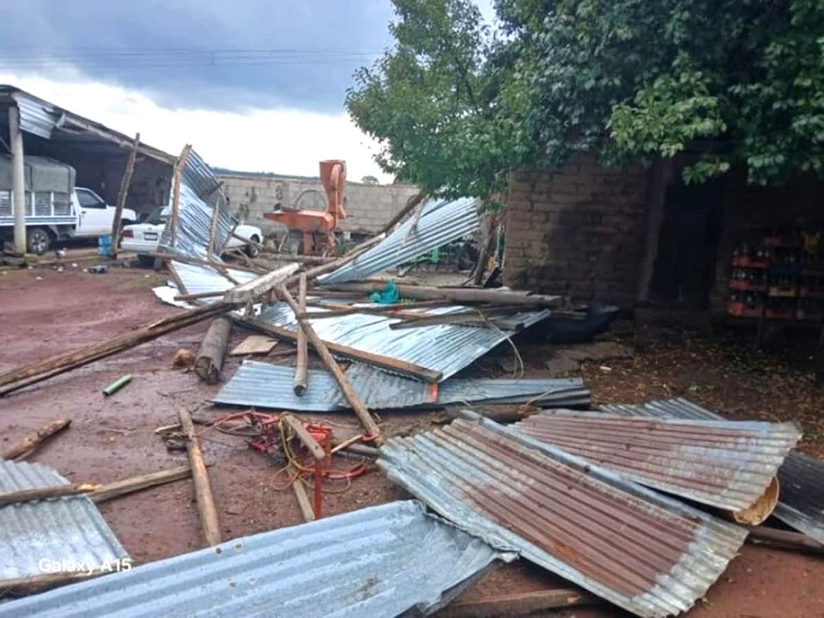 Impacta tornado en Almoloya, Hidalgo, y arrasa con techos de 15 viviendas