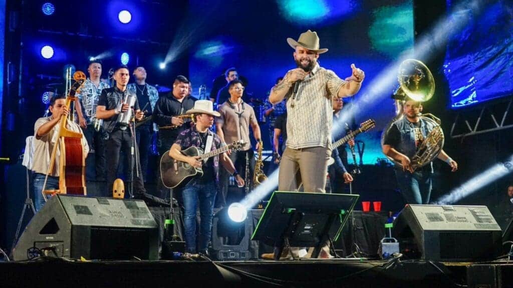 Carín León, hace vibrar a la Plaza 28 de Julio