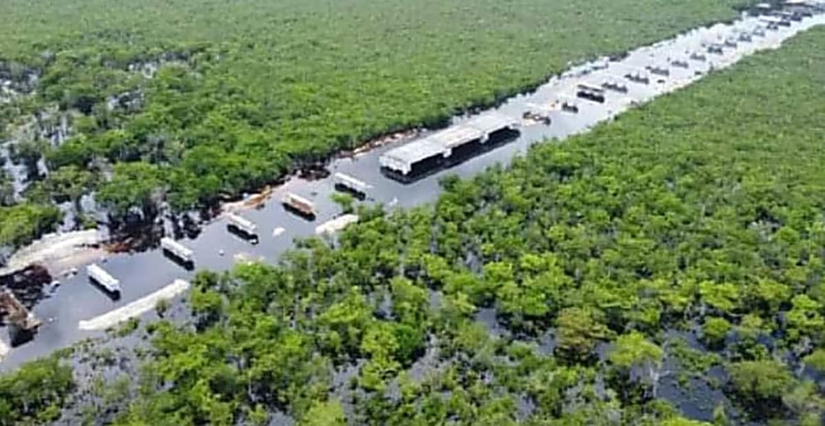 Bajo el agua, tramo en construcción del Tren Maya en Bacalar