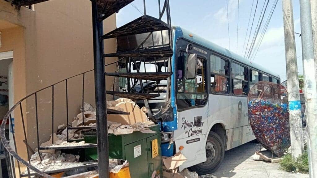 Camión del transporte público choca con barda de gasolinera en Cancún; hay al menos 10 lesionados
