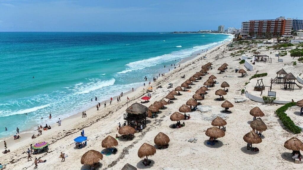 Miles de turistas disfrutan los destinos de Quintana Roo tras el paso de “Beryl”: Mara Lezama