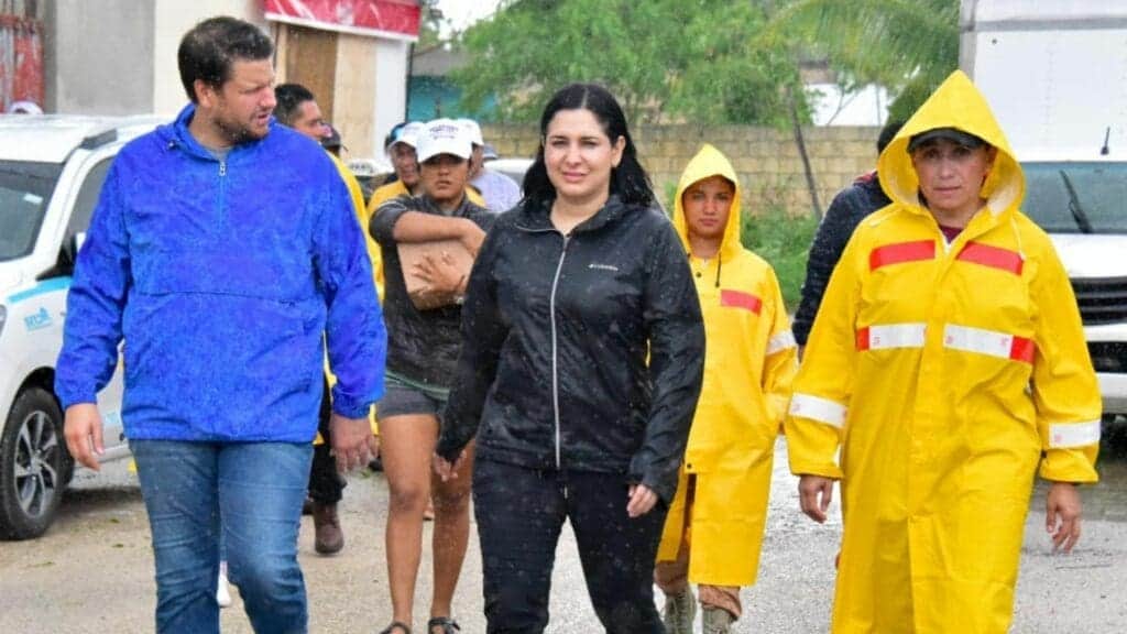 Estefanía Mercado recorre In House y atiende a las familias vulnerables tras el paso de Beryl