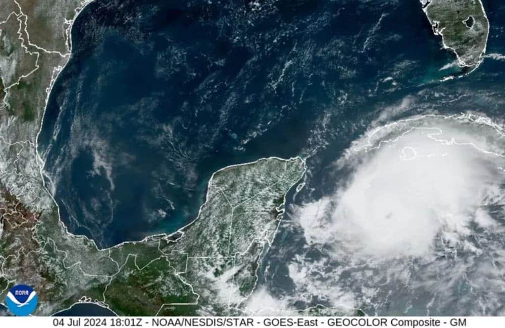 Huracán Beryl se degrada a categoría 2 antes de llegar a Quintana Roo