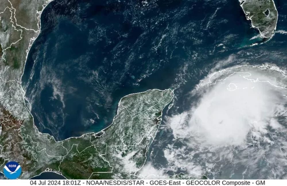 Huracán Beryl se degrada a categoría 2 antes de llegar a Quintana Roo