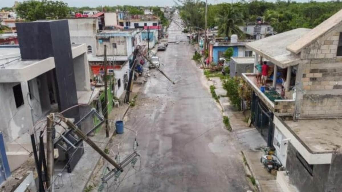 Varios árboles caídos y gran parte de la isla de Cozumel sin luz tras el paso del huracán “Beryl”