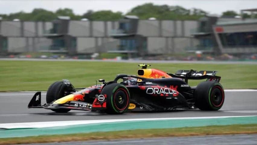 Video: Checo Pérez sufre accidente y arrancará penúltimo el GP de Gran Bretaña