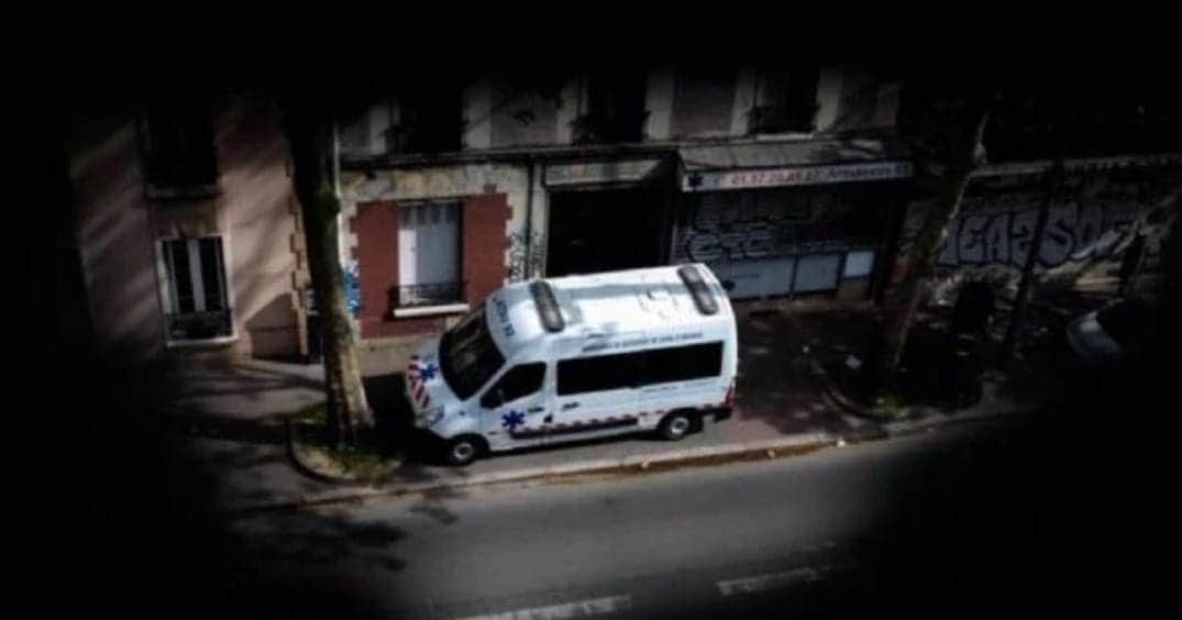 Sujeto arroja a sus hijos de 5 y 2 años de edad de un quinto piso y después se quita la vida