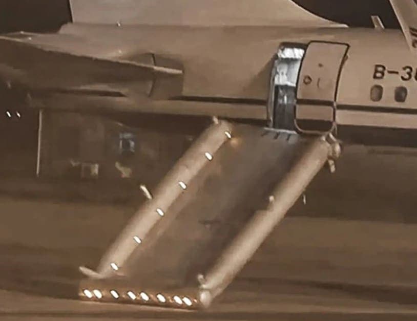 Mujer abre puerta de emergencia de un avión pensando que era el baño, la multaron con 28 mil dólares