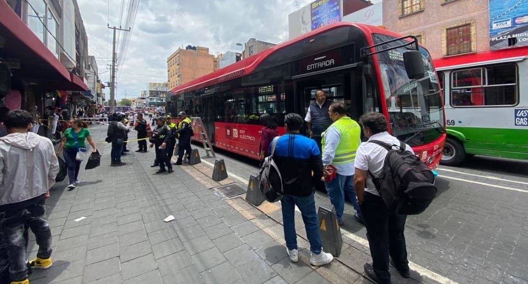 Muere mujer al ser atropellada por unidad del Metrobús en Centro Histórico de CDMX