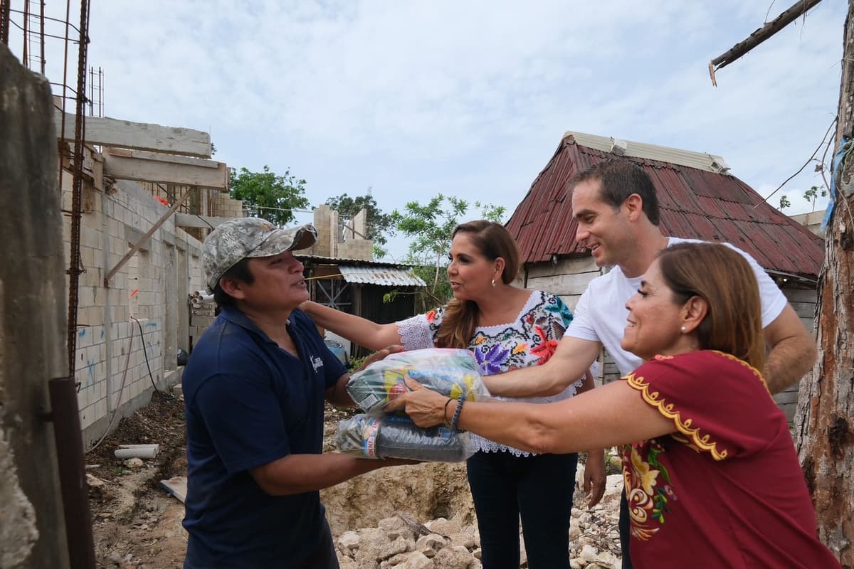 Mara Lezama y Diego Castañón entregan apoyos a familias damnificadas por “Beryl” en Tulum