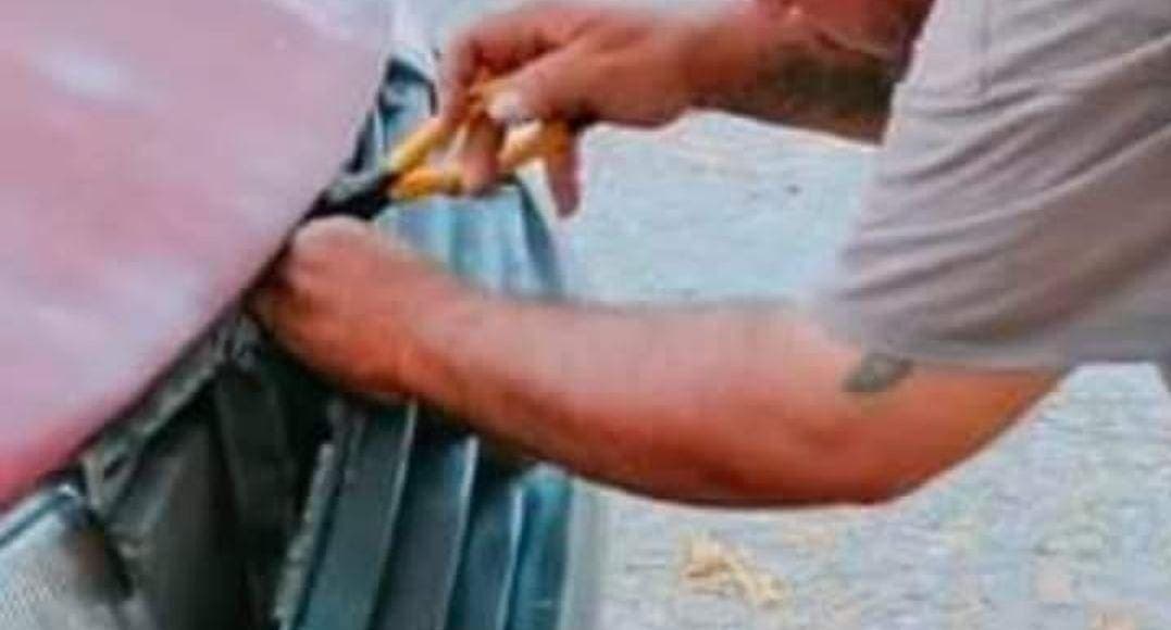 Captan a sujeto robando baterías de vehículos en centros comerciales de Cancún