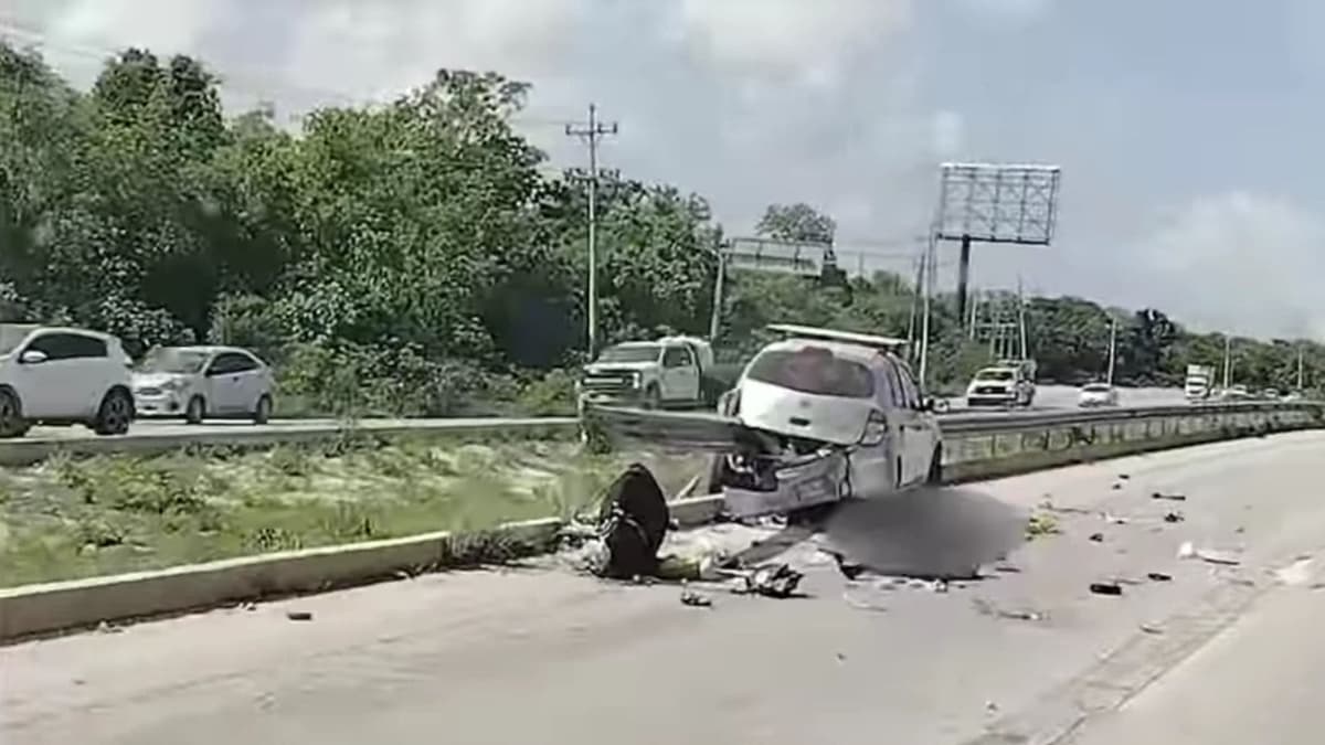 Trágico accidente en la carretera federal 307 deja un auto partido a la mitad y a su conductor sin vida
