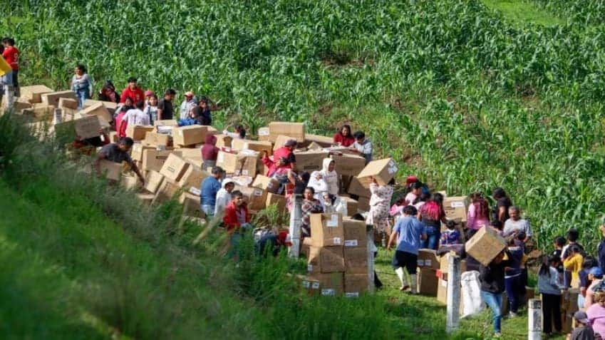 Video: Rapiñan electrodomésticos tras choque de tráilers en Edomex; hay un muerto