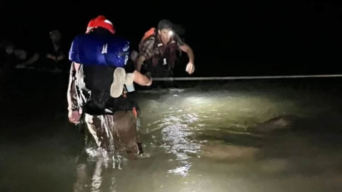 Intentan acampar a las orillas del río y terminan atrapados por las intensas lluvias, en Nuevo León