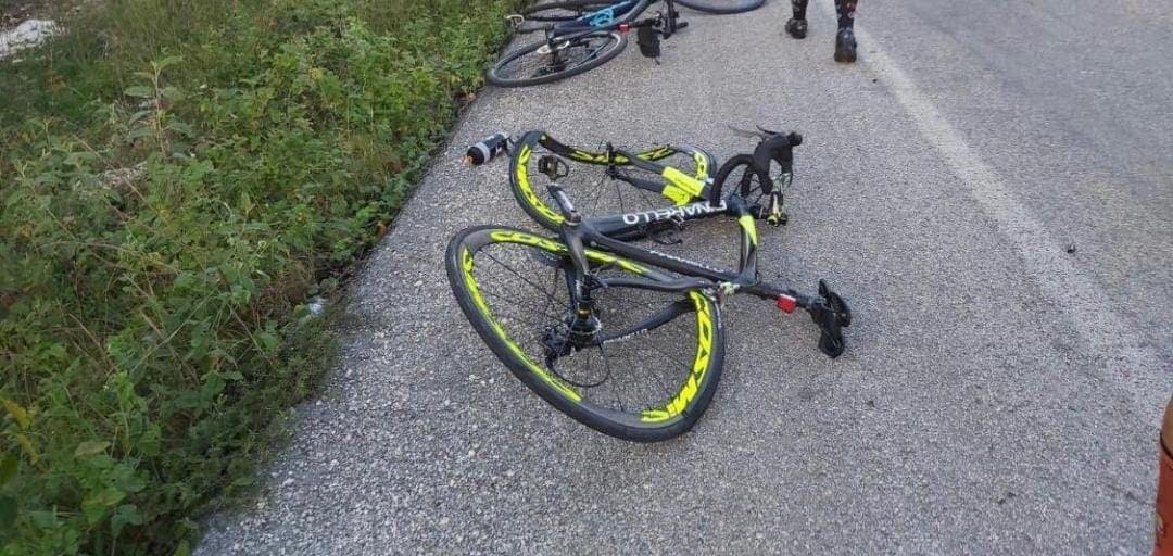 Video: Conductor arrolla a caravana de ciclistas en Cancún