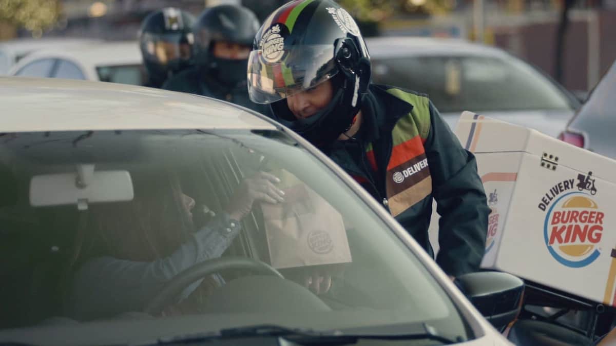 Video: Burger King se convierte en el delivery número uno de México, llevando pedidos a conductores atorados en el tráfico