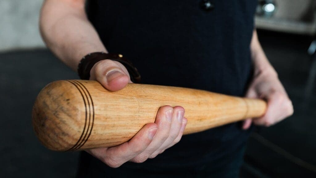 Video: Cadeneros agarran a ‘batazos’ a cliente de bar en Puebla, por no dar propina